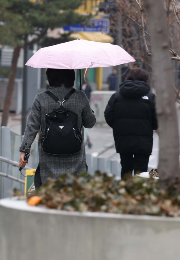 ▲지난 3월 서울의 한 거리에서 우산을 쓴 시민들이 발걸음을 옮기는 모습. (이투데이DB)