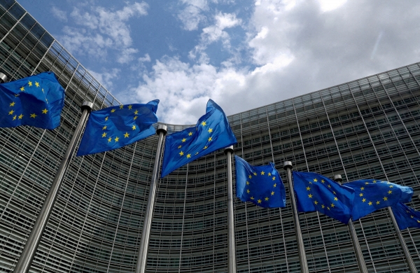 ▲2020년 6월 5일 벨기에 브뤼셀의 유럽연합 집행위원회(EC) 본부 밖에 유럽연합 깃발이 펄럭이고 있다. 브뤼셀/로이터연합뉴스
