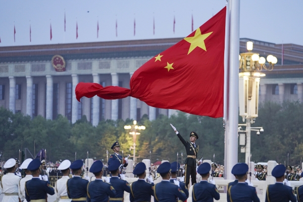 ▲중국 의장대원이 2022년 10월 1일 베이징 천안문 광장에서 열린 중화인민공화국 건국 73주년 기념 국기 게양식에서 중국 국기를 펼치고 있다. 베이징/신화뉴시스
