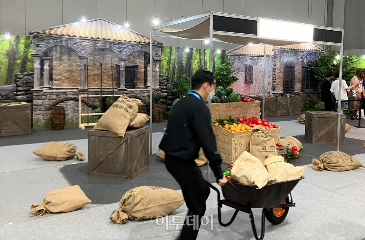 ▲1일 수원 컨벤션센터에서 열린 '검은사막 페스타'에서 김상수(32) 모험가가 '발레노스' 존에서 '농작물을 옮겨라' 게임을 하고 있다. (임유진 기자 newjean@)