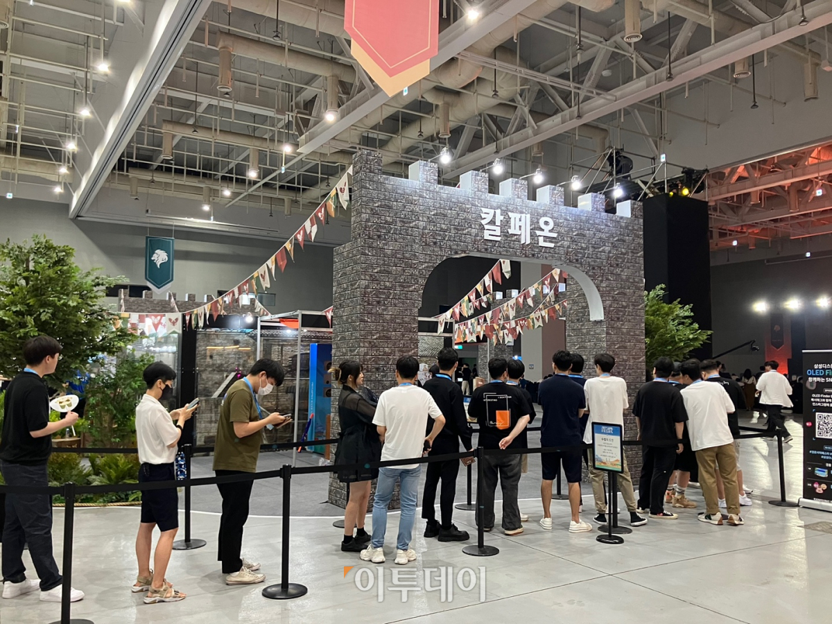 ▲1일 경기도 수원컨벤션센터에서 열린 '검은사막 페스타'에서 모험가들이 '칼페온' 지역의 이벤트존을 체험하기 위해 줄을 서있다. (임유진 기자 newjean@)