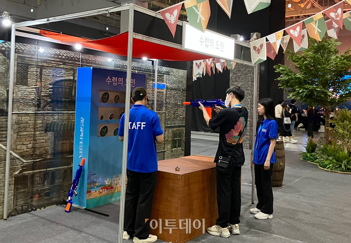 ▲1일 경기도 수원컨벤션센터에서 열린 '검은사막 페스타'에서 모험가가 칼페온 지역의 ‘수렵의 도인’을 체험하고 있다. (임유진 기자 newjean@)