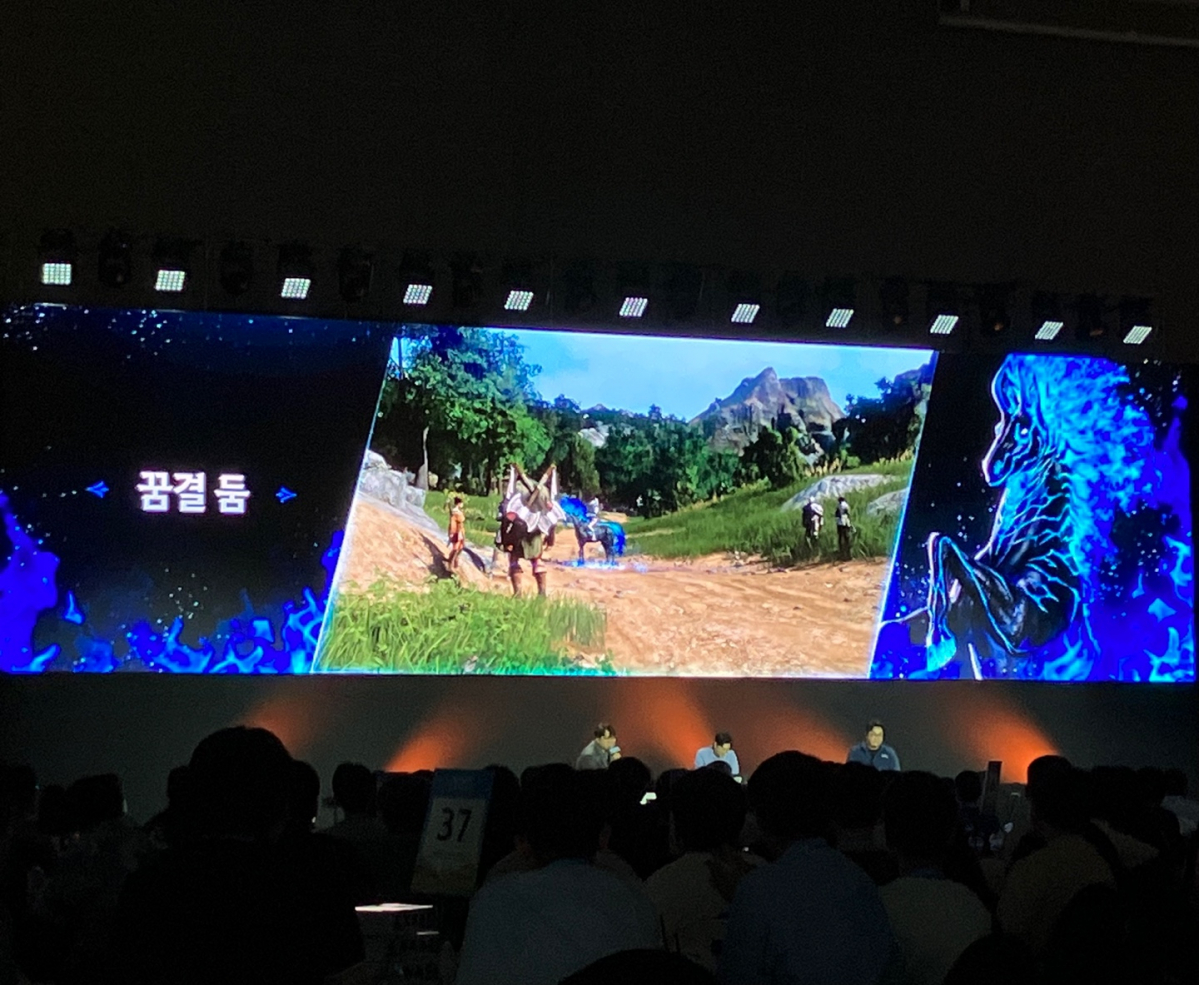 ▲1일 경기도 수원컨벤션센터에서 열린 '검은사막 페스타'에서 모험가들이 '하이델 연회'의 업데이트 관련 영상을 보고 있다. (임유진 기자 newjean@)