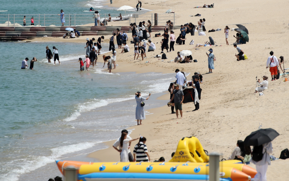 ▲강원 강릉시 강문해변에서 피서객들이 무더위를 식히고 있다.  (연합뉴스)