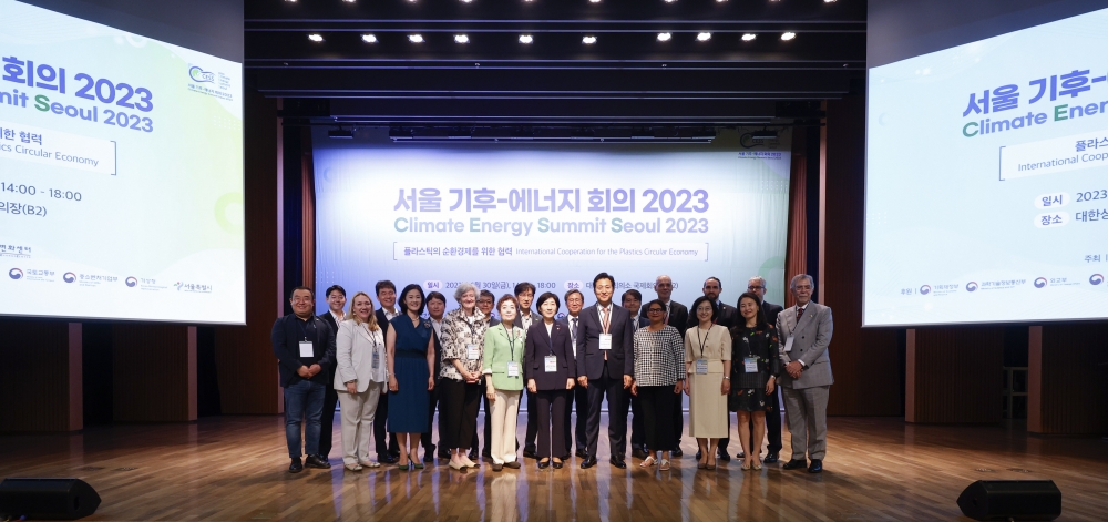 ▲김덕헌 이투데이 대표이사가 지난달 30일 서울 중구 대한상공회의소에서 열린 ‘서울 기후-에너지 회의(CESS) 2023’에서 참석자들과 기념촬영을 하고 있다. 회의에는 유영숙 (재)기후변화센터 이사장, 한화진 환경부 장관, 오세훈 서울시장, 타마라 모휘니 주한 캐나다 대사 등이 참석했다. ‘플라스틱의 순환경제를 위한 협력: 국제 플라스틱 오염 협약과 한국의 대응’을 주제로 이투데이와 기후변화센터가 주최한 CESS 2023은 정부와 산업계, 시민사회, 청년 등의 목소리를 모아 국제 플라스틱 오염 협약 체결 전 국내 정책과 산업의 선제적 대응 방안을 모색하고, 플라스틱 순환경제 신시장과 일자리 창출을 위한 환경 조성에 기여하고자 마련된 자리다.  (조현호 기자 hyunho@)