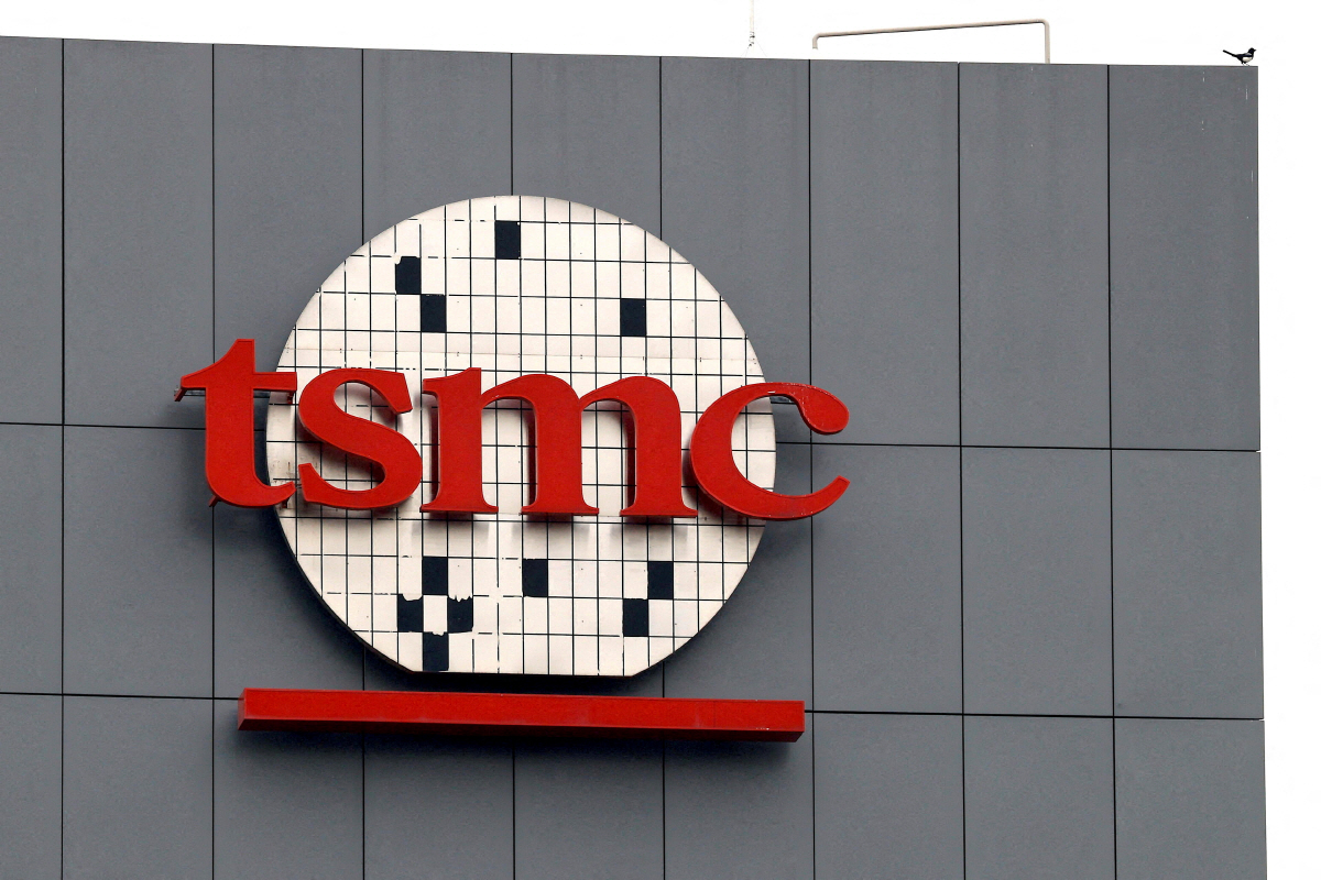 ▲대만 타이난에서 TSMC 로고가 보인다. 타이난(대만)/로이터연합뉴스