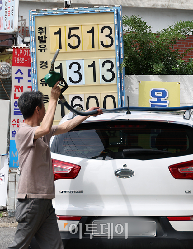 ▲휘발유는 9주 연속, 경유는 10주째 판매 가격이 하락했다. 2일 한국석유공사 유가정보서비스 오피넷에 따르면 6월 넷째주 전국 주유소의 휘발유 평균 판매가격은 전주보다 3.7원 내린 리터(ℓ)당 1572.1원으로 집계됐다. 경유 평균 판매가격은 전주보다 4.9원 하락한 리터(ℓ)당 1382.7원을 나타냈다. 사진은 이날 서울의 한 주유소 모습. 고이란 기자 photoeran@