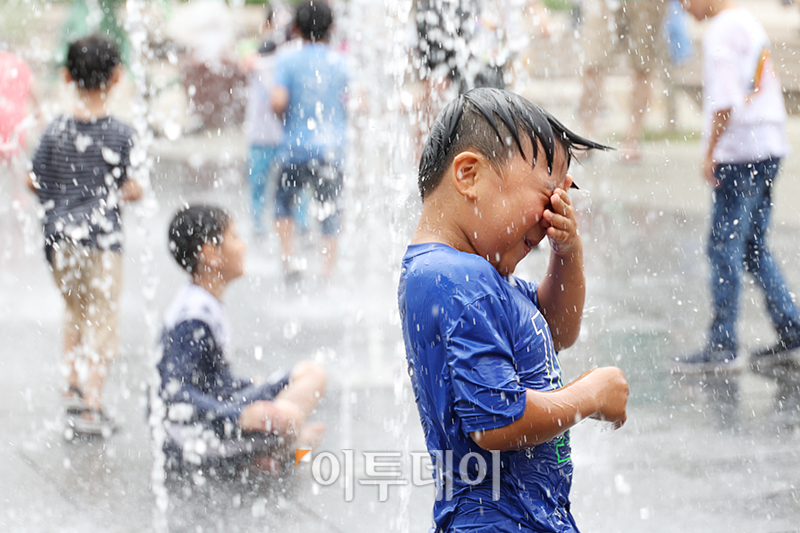 ▲서울 낮 최고기온이 32도까지 오르고 전국 대부분 지역에 폭염특보가 내려진 가운데 2일 경기도의 한 아울렛에서 어린이들이 더위를 피하기 위해 물놀이를 하고 있다. 고이란 기자 photoeran@