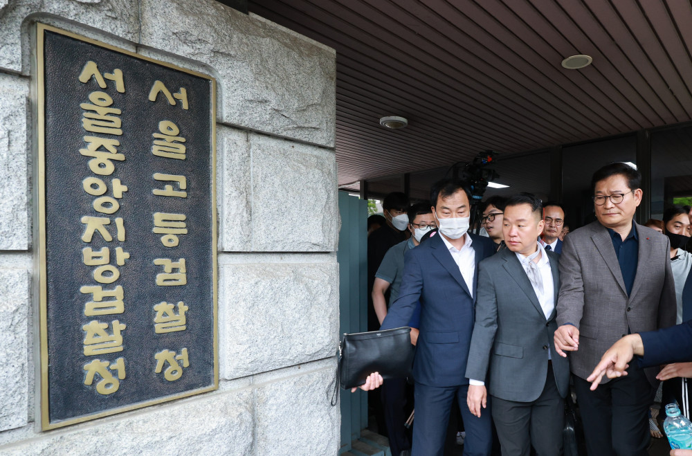 ▲ 중앙지검 되돌아 나오는 송영길 전 더불어민주당 대표 (연합뉴스)