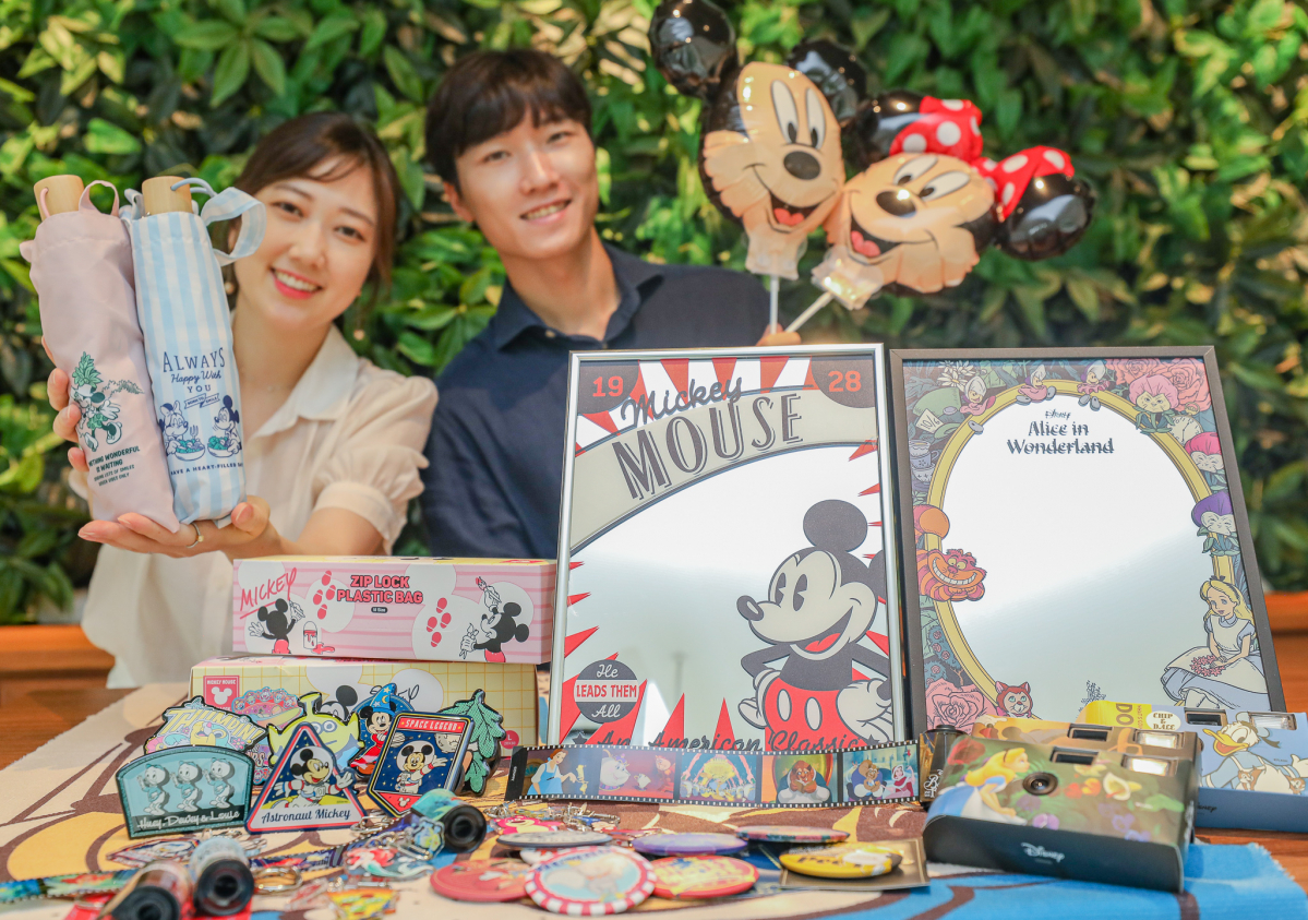 ▲3일 오전 서울시 강남구 현대백화점 무역센터점에서 직원들이 '디즈니' 캐릭터를 활용한 특별 사은품을 소개하고 있다. (사진제공=현대백화점)