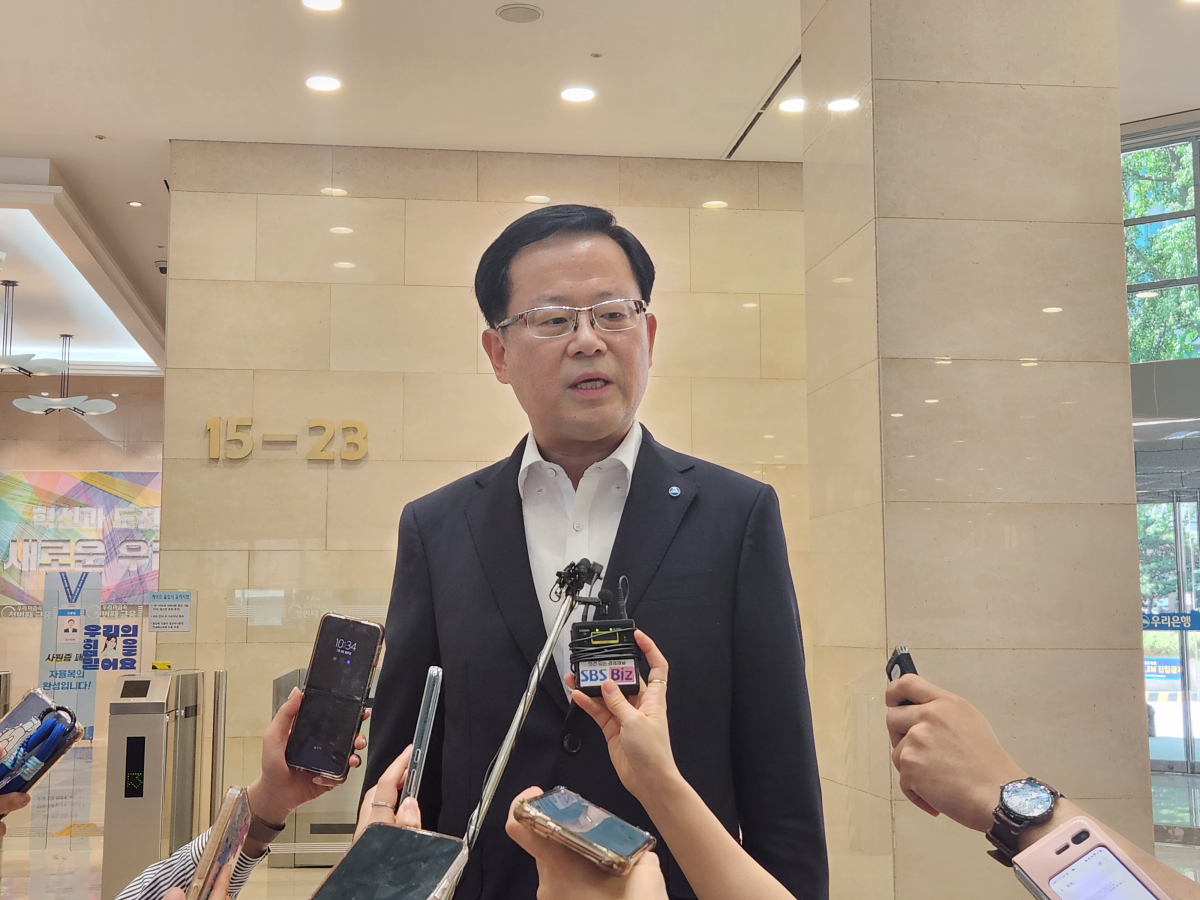 ▲3일 오전 서울 중구 우리은행 본점에서 조병규 우리은행장 내정자가 이원덕 우리은행장 이임식 참석에 앞서 기자들과 만나 질문에 답변하고 있다. (유하영 기자 haha@)