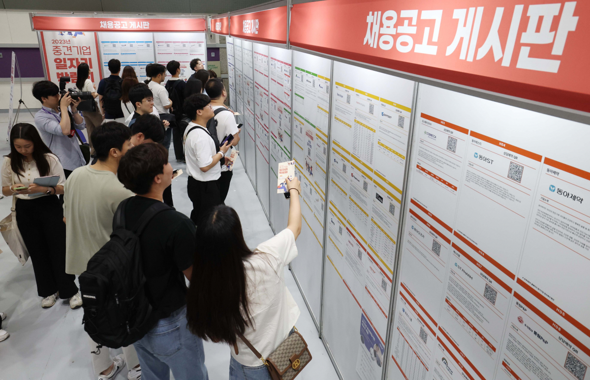 ▲3일 서울 강남구 코엑스에서 열린 ‘2023 중견기업 일자리박람회’에서 구직자들이 채용공고 게시판을 살펴보고 있다. 올해 7회째를 맞이한 이번 행사는 중견기업계 최대 일자리 박람회로 전년 대비 30% 증가한 우수중견기업 100개사가 채용부스를 운영하고 대학생·마이스터고 등 고졸인력·온라인을 통한 해외유학생 등 국내외 청년 1만여 명이 참가했다. 신태현 기자 holjjak@