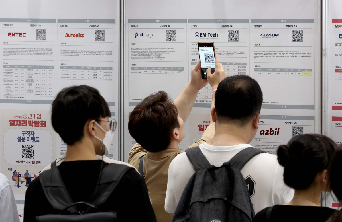 ▲3일 서울 강남구 코엑스에서 열린 ‘2023 중견기업 일자리박람회’에서 구직자들이 채용공고 게시판을 살펴보고 있다. 올해 7회째를 맞이한 이번 행사는 중견기업계 최대 일자리 박람회로 전년 대비 30% 증가한 우수중견기업 100개사가 채용부스를 운영하고 대학생·마이스터고 등 고졸인력·온라인을 통한 해외유학생 등 국내외 청년 1만여 명이 참가했다. 신태현 기자 holjjak@
