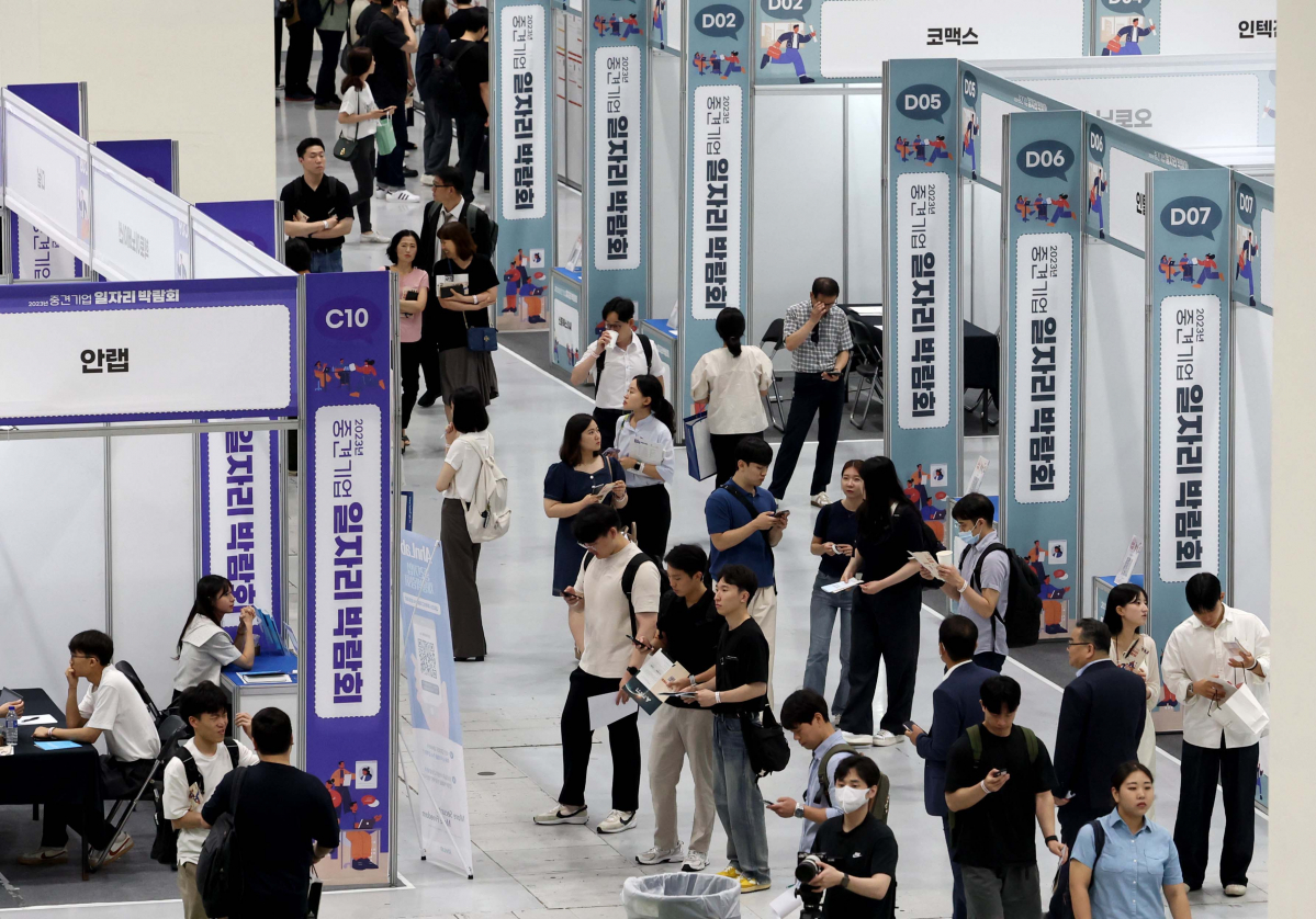 ▲3일 서울 강남구 코엑스에서 열린 ‘2023 중견기업 일자리박람회’ 행사장이 구직자들로 붐비고 있다. 올해 7회째를 맞이한 이번 행사는 중견기업계 최대 일자리 박람회로 전년 대비 30% 증가한 우수중견기업 100개사가 채용부스를 운영하고 대학생·마이스터고 등 고졸인력·온라인을 통한 해외유학생 등 국내외 청년 1만여 명이 참가했다. 신태현 기자 holjjak@