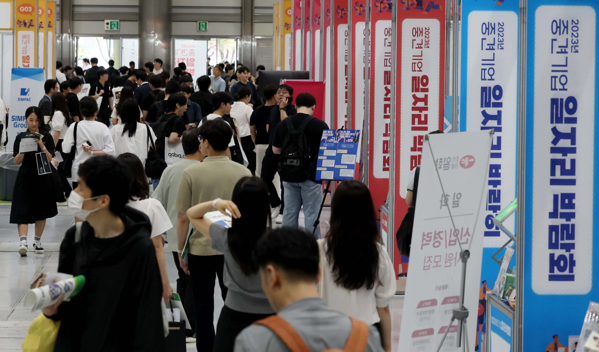 ▲서울 강남구 코엑스에서 열린 ‘2023 중견기업 일자리박람회’ 행사가 구직자들로 붐빈다. 신태현 기자 holjjak@