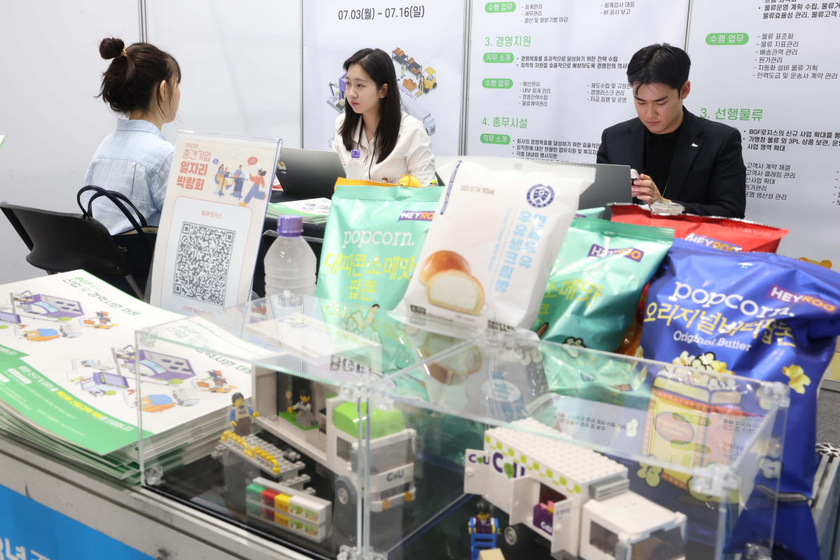 ▲3일 서울 강남구 코엑스에서 열린 ‘2023 중견기업 일자리박람회’에서 구직자들이 채용상담을 받고 있다. 올해 7회째를 맞이한 이번 행사는 중견기업계 최대 일자리 박람회로 전년 대비 30% 증가한 우수중견기업 100개사가 채용부스를 운영하고 대학생·마이스터고 등 고졸인력·온라인을 통한 해외유학생 등 국내외 청년 1만여 명이 참가했다. 신태현 기자 holjjak@