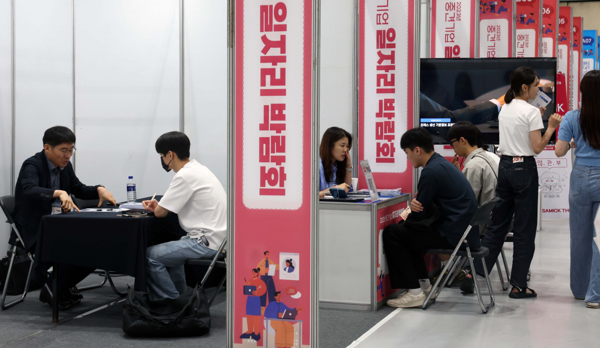 ▲3일 서울 강남구 코엑스에서 열린 ‘2023 중견기업 일자리박람회’에서 구직자들이 채용상담을 받고 있다. 올해 7회째를 맞이한 이번 행사는 중견기업계 최대 일자리 박람회로 전년 대비 30% 증가한 우수중견기업 100개사가 채용부스를 운영하고 대학생·마이스터고 등 고졸인력·온라인을 통한 해외유학생 등 국내외 청년 1만여 명이 참가했다. 신태현 기자 holjjak@