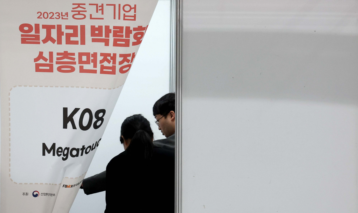 ▲3일 서울 강남구 코엑스에서 열린 ‘2023 중견기업 일자리박람회’에서 한 구직자가 심층면접 부스로 들어가고 있다. 올해 7회째를 맞이한 이번 행사는 중견기업계 최대 일자리 박람회로 전년 대비 30% 증가한 우수중견기업 100개사가 채용부스를 운영하고 대학생·마이스터고 등 고졸인력·온라인을 통한 해외유학생 등 국내외 청년 1만여 명이 참가했다. 신태현 기자 holjjak@