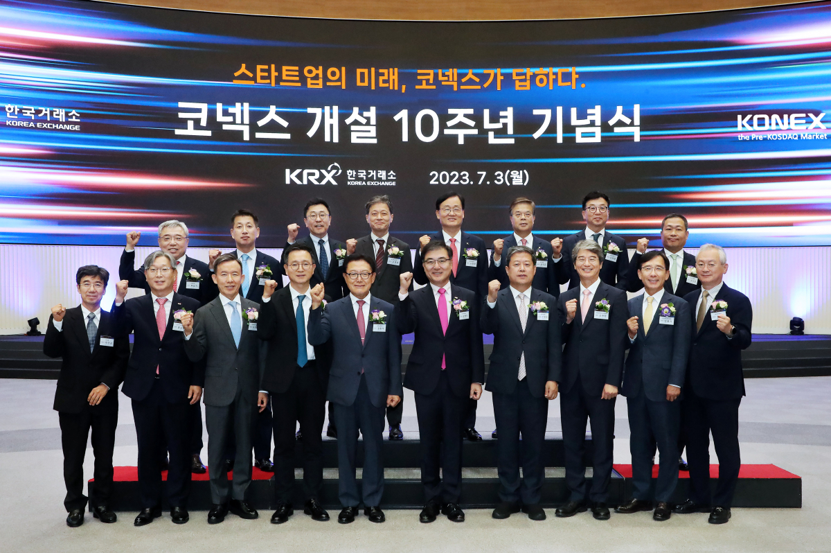 ▲3일 오전 한국거래소 서울사옥 종합홍보관에서 코넥스상장기업, 코넥스협회, 벤처기업협회, 금융투자업계 임직원 및 투자자 등 150여명이 참여한 가운데 '코넥스 개설 10주년 기념식'이 개최됐다. 이날 행사에 참석한 (앞줄 왼쪽부터) 이인근 타스컴 대표이사, 홍순욱 한국거래소 코스닥시장본부장, 최현만 미래에셋증권 회장, 윤건수VC협회 회장, 김환식 코넥스협회 회장, 손병두 한국거래소 이사장, 김정각 금융위원회 증선위원, 신현한 코넥스상장공시위원회 위원장, 민홍기 한국거래소 코스닥시장위원회 위원장, 정영채 NH투자증권 대표이사, (뒷줄 왼쪽부터) 채남기 한국IR협의회 회장, 김상태 신한투자증권 대표이사, 황현순 키움증권 대표이사, 고경모 유진투자증권 대표이사, 서정학 IBK투자증권 대표이사, 오익근 대신증권 대표이사, 임태중 상상인증권 대표이사, 성상엽 벤처기업협회 회장이 사진 촬영을 하고 있다.  (출처=한국거래소 코스닥시장본부 코넥스시장부)
