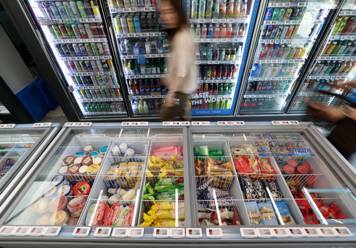 ▲무더위가 본격 시작된 가운데 라면, 과자, 빵 가격이 떨어진 것과 반대로 일부 빙과 업체들이 편의점 공급 가격을 인상하는 등 아이스크림 가격이 상승세를 이어가고 있다. 3일 통계청 국가통계포털에 따르면 지난 5월 아이스크림의 소비자물가지수는 118.02로 전년 동기 대비 5.9% 올랐다. 2년 전인 2021년 5월과 비교하면 19.6% 오른 것이다. 이날 서울의 한 편의점 매대에 아이스크림이 진열돼 있다. 신태현 기자 holjjak@