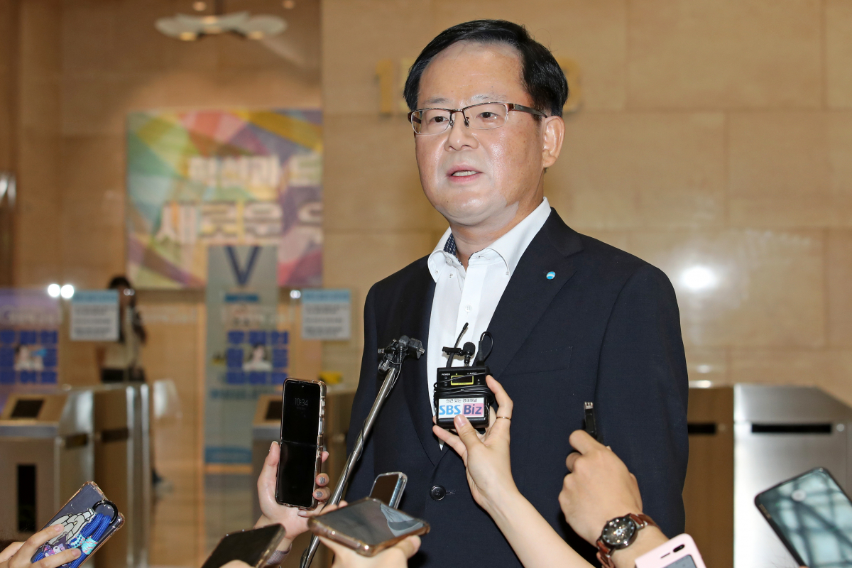 ▲조병규 신임 우리은행장이 3일 오전 서울 중구 우리은행 본점에 출근하며 취재진 질문에 답하고 있다. (뉴시스)