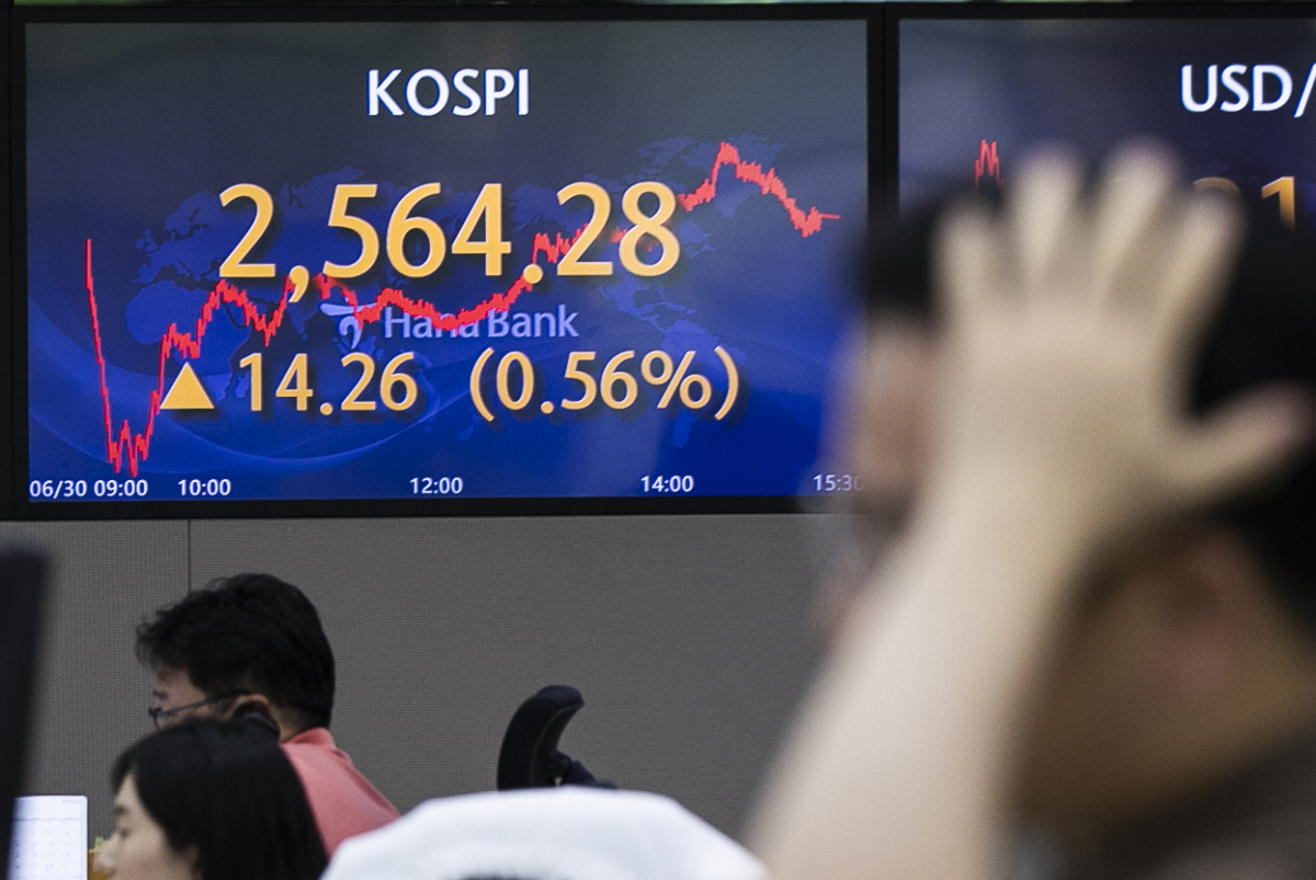 ▲6월 30일 서울 중구 하나은행 딜링룸에서 직원들이 업무를 보고 있다. 이날 코스피는 전 거래일 대비 14.26포인트(0.56%) 오른 2564.28에 장을 마쳤다. (뉴시스)