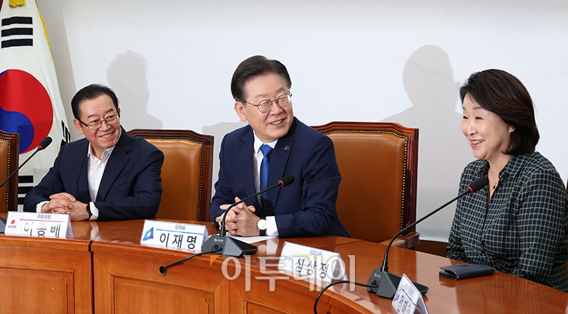 ▲이재명(가운데) 더불어민주당 대표가 3일 서울 여의도 국회에서 열린 초당적정치개혁 의원모임에서 이종배(왼쪽) 국민의힘 의원, 심상정 정의당 의원과 대화하고 있다. 고이란 기자 photoeran@