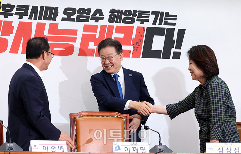 ▲이재명(가운데) 더불어민주당 대표가 3일 서울 여의도 국회에서 열린 초당적정치개혁 의원모임에서 이종배(왼쪽) 국민의힘 의원, 심상정 정의당 의원과 인사하고 있다. 고이란 기자 photoeran@
