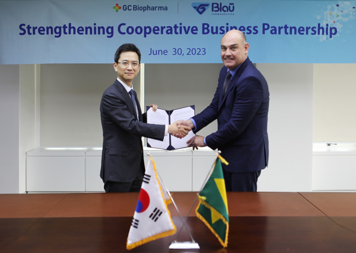 ▲허은철 GC녹십자 대표(왼쪽)와 마셀로 한(Marcelo Hahn) 블라우 대표가 지난달 30일 혈액제제 공급 계약식에서 기념 촬영하고 있다. (사진제공=GC녹십자)