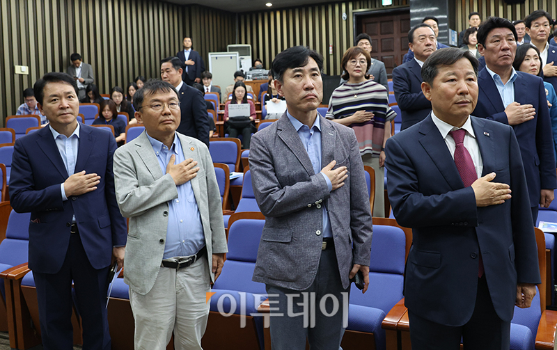 ▲민경우(왼쪽 두번째) 대안연대 공동대표가 3일 서울 여의도 국회에서 열린 국민의힘 의원총회에서 참석자들과 국민의례를 하고 있다.  (고이란 기자 photoeran@)