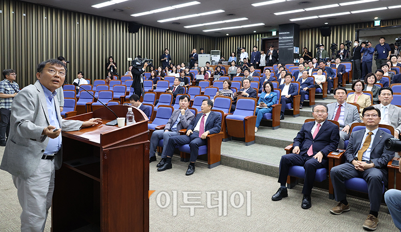 ▲민경우 대안연대 공동대표가 3일 서울 여의도 국회에서 열린 국민의힘 의원총회에서 강연을 하고 있다.  (고이란 기자 photoeran@)
