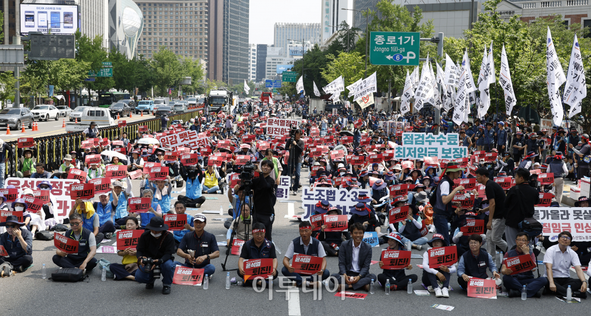 ▲민주노총 서비스연맹 특수고용노동자들이 3일 오후 서울 종로구 동화면세점 앞에서 열린 총파업 대회에서 구호를 외치고 있다. 민주노총은 이날부터 2주간 40여 만명이 참여하는 총파업에 돌입했다. 조현호 기자 hyunho@
