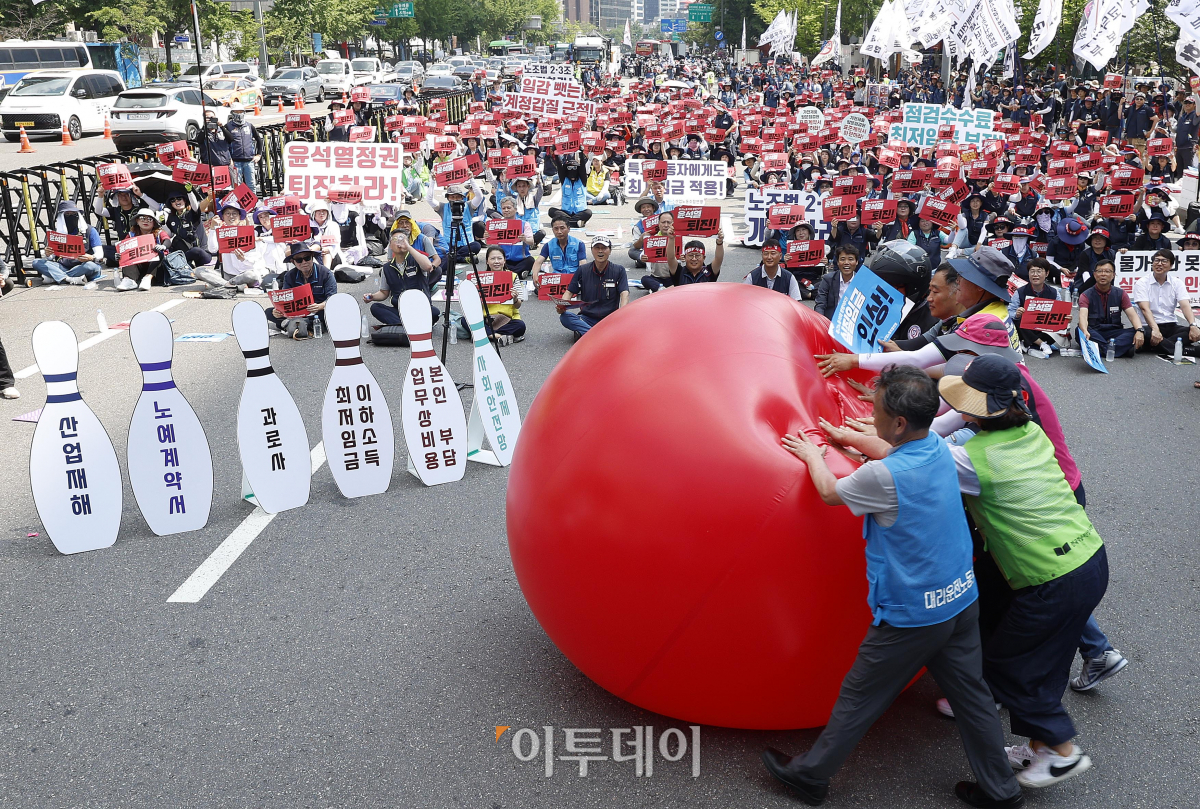 ▲민주노총 서비스연맹 특수고용노동자들이 3일 오후 서울 종로구 동화면세점 앞에서 열린 총파업 대회에서 산업재해, 노예계약서, 과로사, 최저임금 이하소득 등이 적힌 볼링핀 모형을 공으로 넘어트리고 있다. 민주노총은 이날부터 2주간 40여 만명이 참여하는 총파업에 돌입했다. 조현호 기자 hyunho@