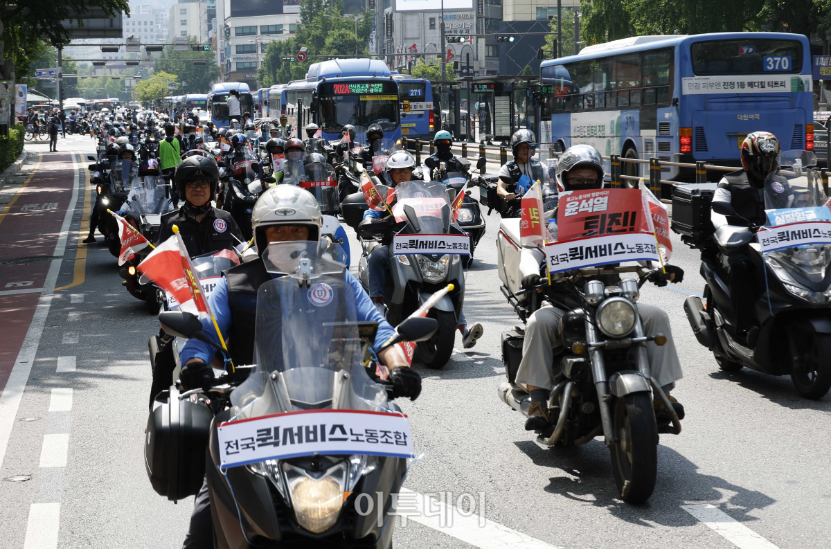 ▲민주노총 서비스연맹 특수고용노동자들 3일 오후 서울 종로구 동화면세점 앞에서 열린'노동·민생·민주·평화 파괴 윤석열 정권 퇴진 총파업 대행진'에서 대회를 마친 후 서울지방고용노동청으로 행진하고 있다. 조현호 기자 hyunho@