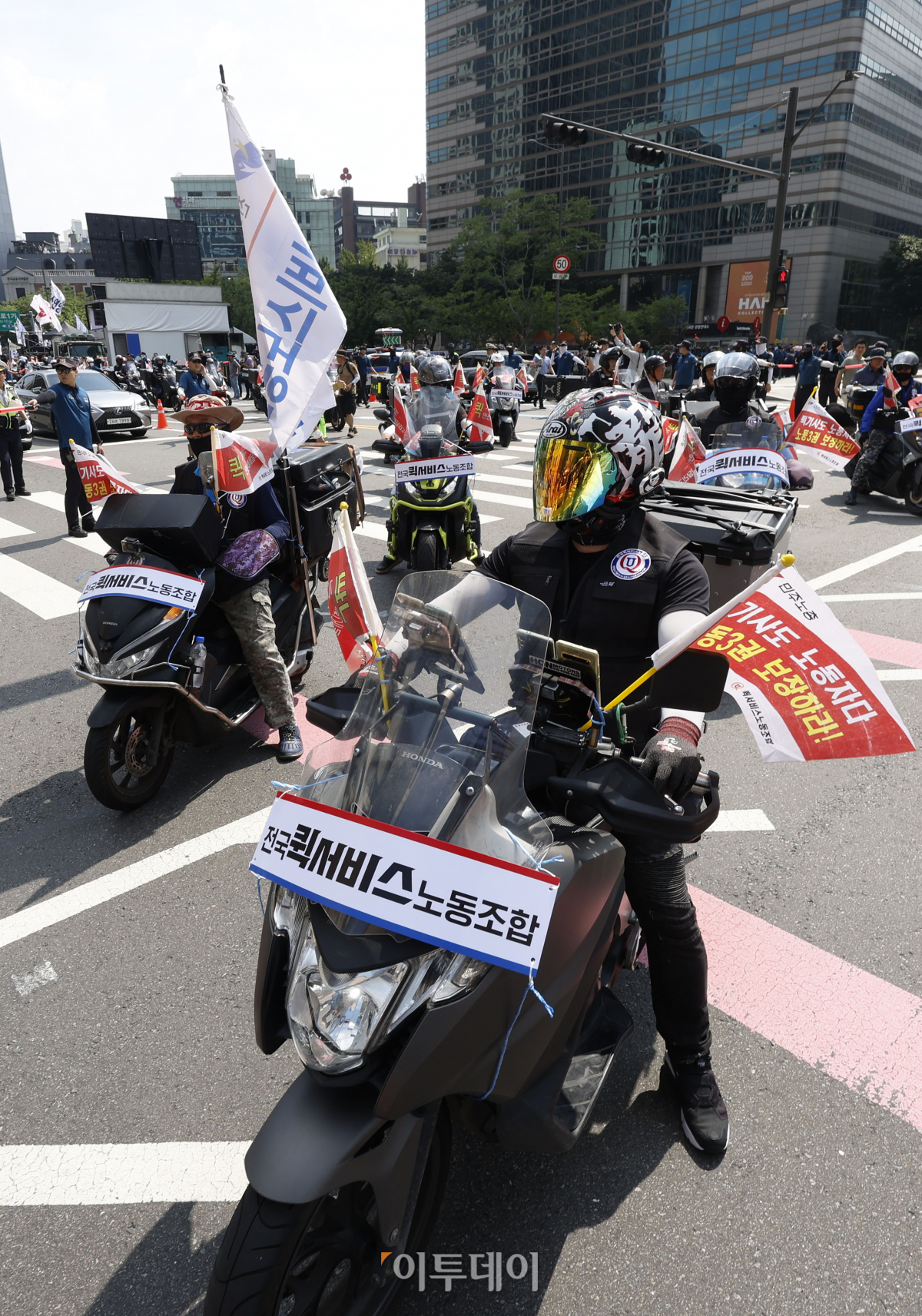 ▲민주노총 서비스연맹 특수고용노동자들 3일 오후 서울 종로구 동화면세점 앞에서 열린'노동·민생·민주·평화 파괴 윤석열 정권 퇴진 총파업 대행진'에서 대회를 마친 후 서울지방고용노동청으로 행진하고 있다. 조현호 기자 hyunho@