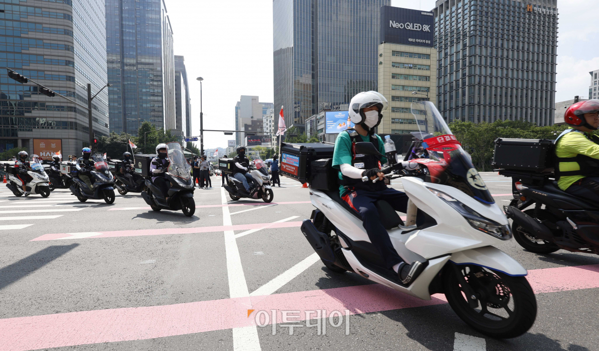 ▲민주노총 서비스연맹 특수고용노동자들 3일 오후 서울 종로구 동화면세점 앞에서 열린'노동·민생·민주·평화 파괴 윤석열 정권 퇴진 총파업 대행진'에서 대회를 마친 후 서울지방고용노동청으로 행진하고 있다. 조현호 기자 hyunho@