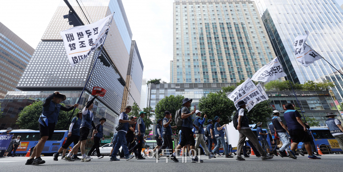 ▲민주노총 서비스연맹 특수고용노동자들 3일 오후 서울 종로구 동화면세점 앞에서 열린'노동·민생·민주·평화 파괴 윤석열 정권 퇴진총파업 대행진'에서 대회를 마친 후 서울지방고용노동청으로 행진하고 있다. 조현호 기자 hyunho@