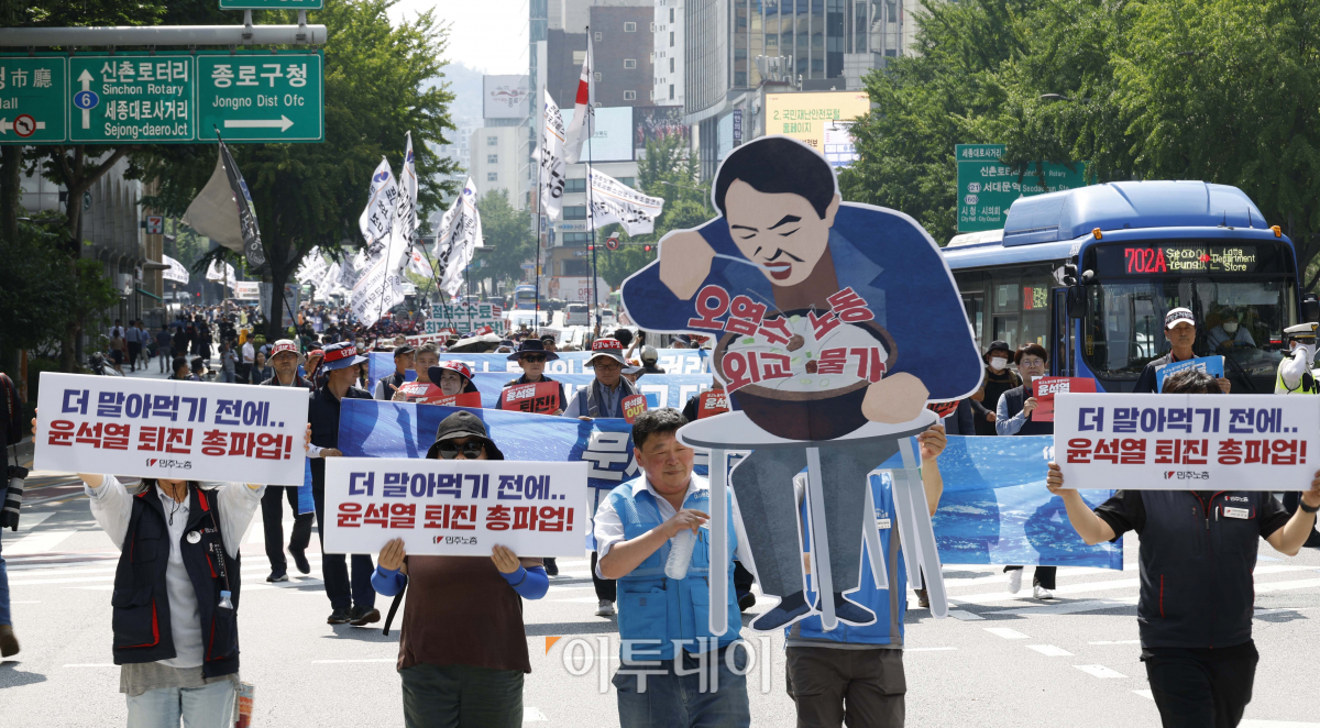 ▲민주노총 서비스연맹 특수고용노동자들 3일 오후 서울 종로구 동화면세점 앞에서 열린'노동·민생·민주·평화 파괴 윤석열 정권 퇴진 총파업 대행진'에서 대회를 마친 후 서울지방고용노동청으로 행진하고 있다. 조현호 기자 hyunho@