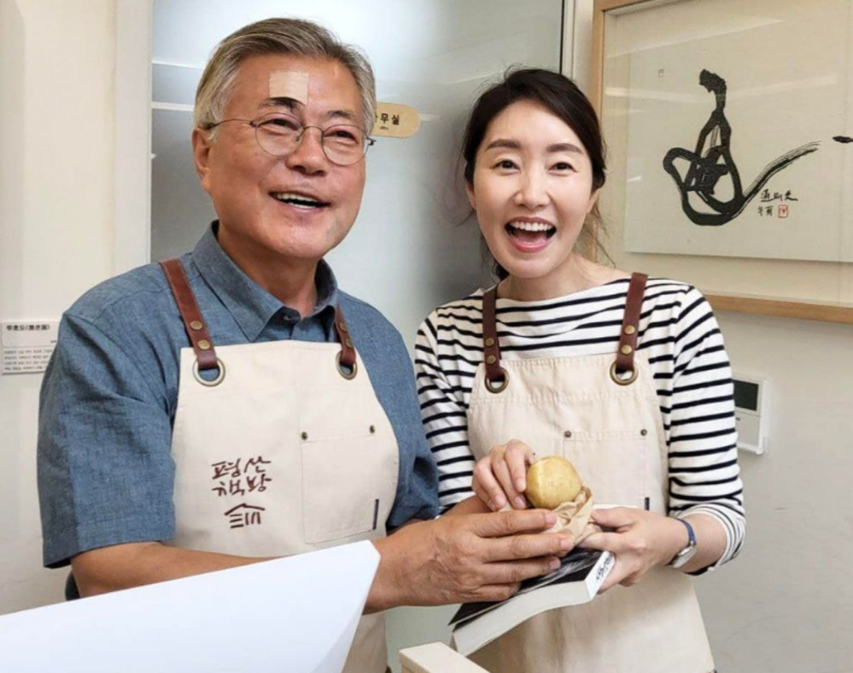 ▲문재인 전 대통령과 강선우 더불어민주당 의원. (출처=평산책방 인스타그램 캡처)
