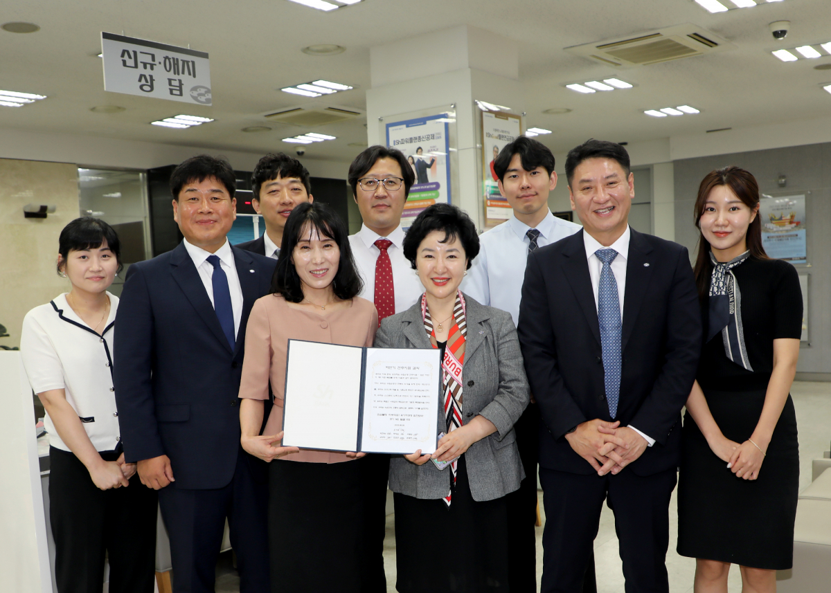 ▲강신숙 수협은행장(앞줄 오른쪽서 세 번째)이 지난달 29일 전주지점을 방문해 직원들로부터 '마부작침(磨斧作針) 결의문'을 전달받고 기념촬영을 하고 있다. (사진제공=Sh수협은행)
