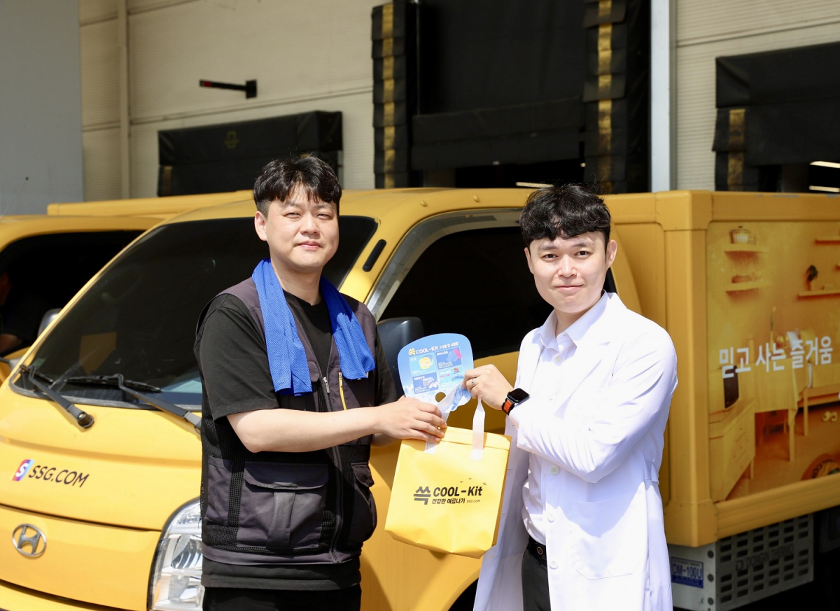 ▲SSG닷컴 보건관리자가 협력사 소속 배송기사에게 온열 질환 예방 '쓱 쿨키트'를 전달하고 있다. (사진제공=SSG닷컴)
