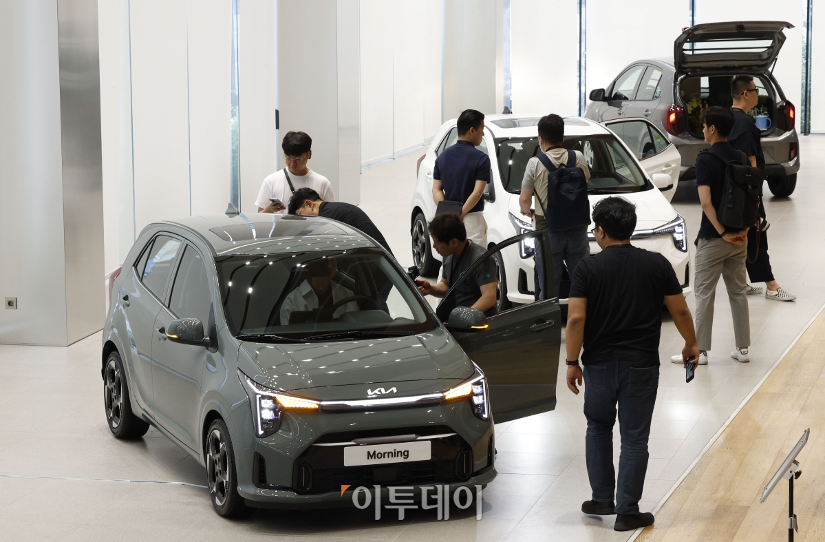 ▲4일 오전 인천 미추홀구 기아 인천 플래그십 스토어에서 열린 '더 뉴 모닝' 포토 미디어데이에서 기아 모닝 신형 모델이 전시되어 있다. 조현호 기자 hyunho@