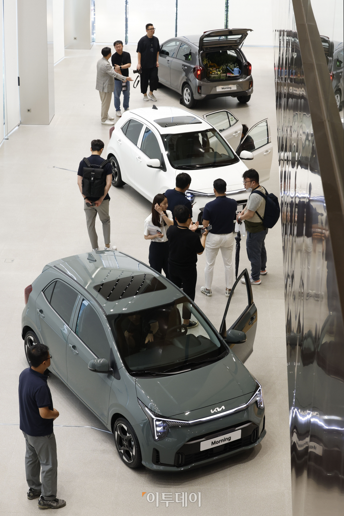 ▲4일 오전 인천 미추홀구 기아 인천 플래그십 스토어에서 열린 '더 뉴 모닝' 포토 미디어데이에서 기아 모닝 신형 모델이 전시되어 있다. 조현호 기자 hyunho@
