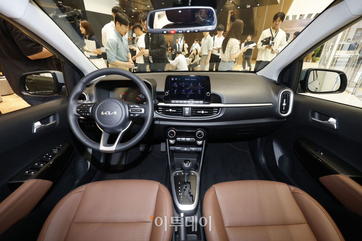 ▲4일 오전 인천 미추홀구 기아 인천 플래그십 스토어에서 열린 '더 뉴 모닝' 포토 미디어데이에서 기아 모닝 신형 모델이 전시되어 있다. 조현호 기자 hyunho@