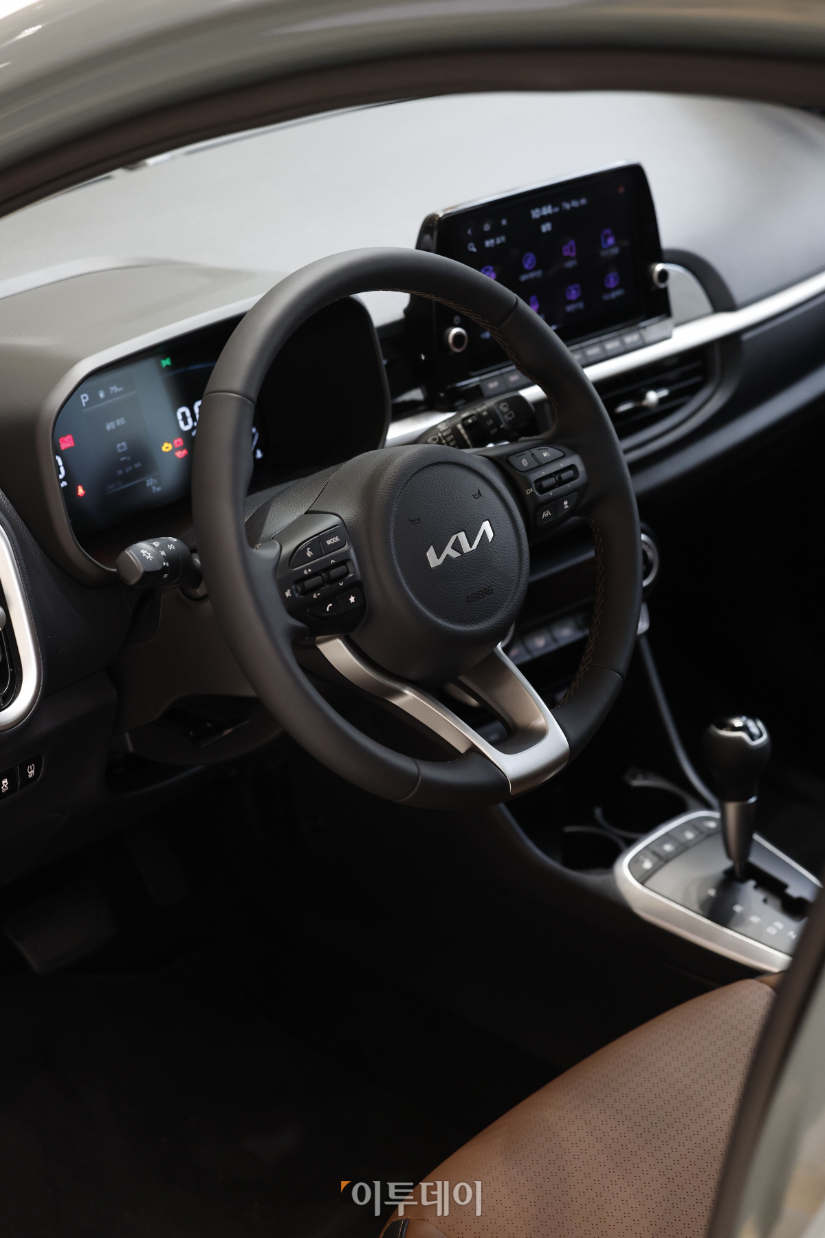 ▲4일 오전 인천 미추홀구 기아 인천 플래그십 스토어에서 열린 '더 뉴 모닝' 포토 미디어데이에서 기아 모닝 신형 모델이 전시되어 있다. 조현호 기자 hyunho@