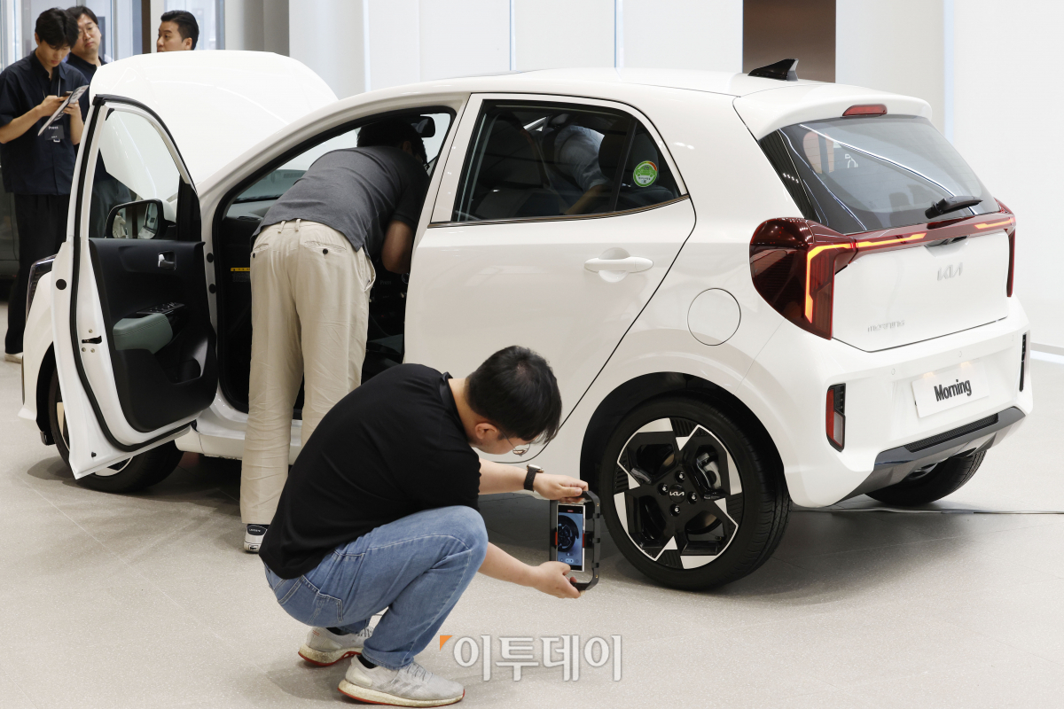 ▲4일 오전 인천 미추홀구 기아 인천 플래그십 스토어에서 열린 '더 뉴 모닝' 포토 미디어데이에서 기아 모닝 신형 모델이 전시되어 있다. 조현호 기자 hyunho@