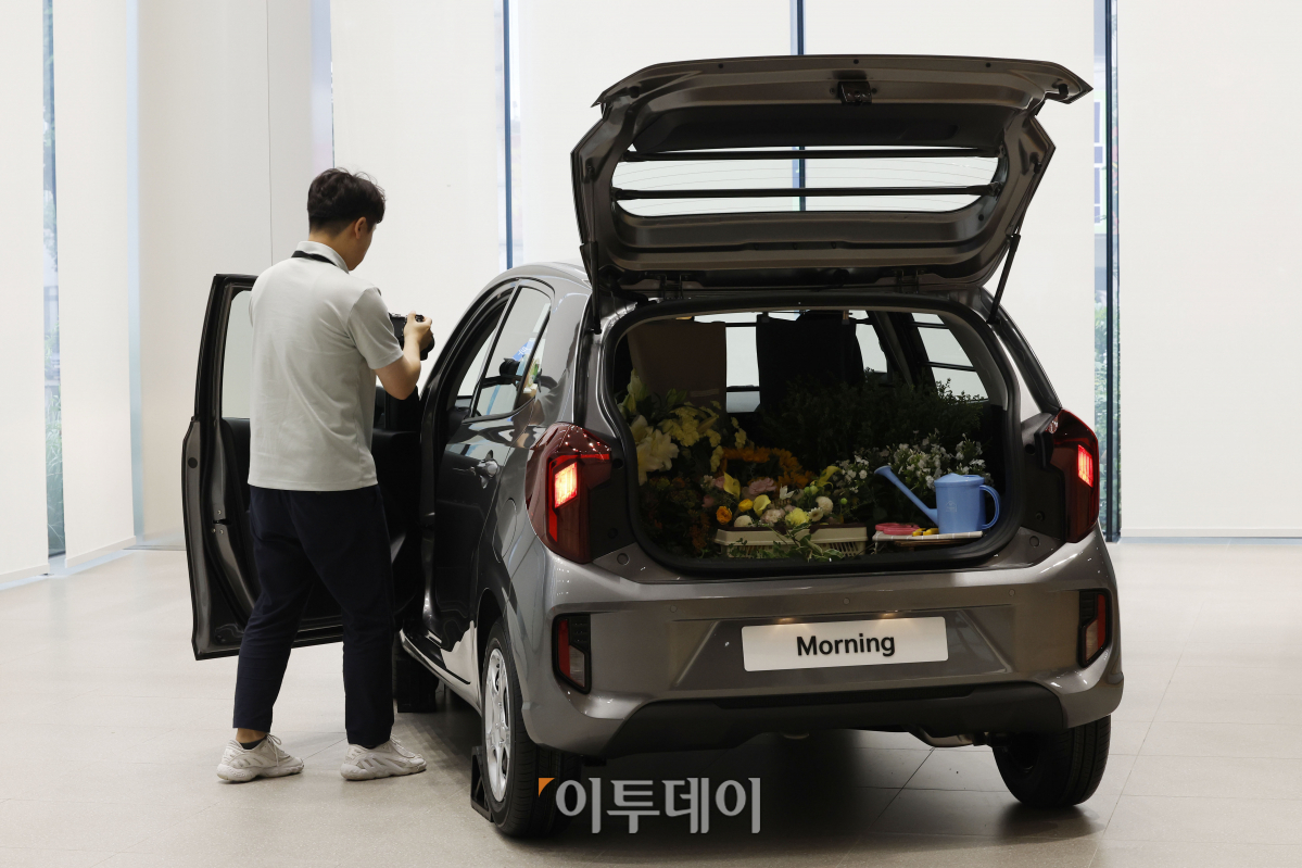 ▲4일 오전 인천 미추홀구 기아 인천 플래그십 스토어에서 열린 '더 뉴 모닝' 포토 미디어데이에서 기아 모닝 신형 모델이 전시되어 있다. 조현호 기자 hyunho@