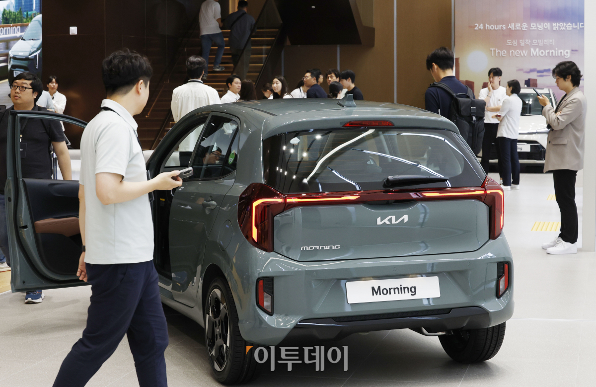 ▲4일 오전 인천 미추홀구 기아 인천 플래그십 스토어에서 열린 '더 뉴 모닝' 포토 미디어데이에서 기아 모닝 신형 모델이 전시되어 있다. 조현호 기자 hyunho@