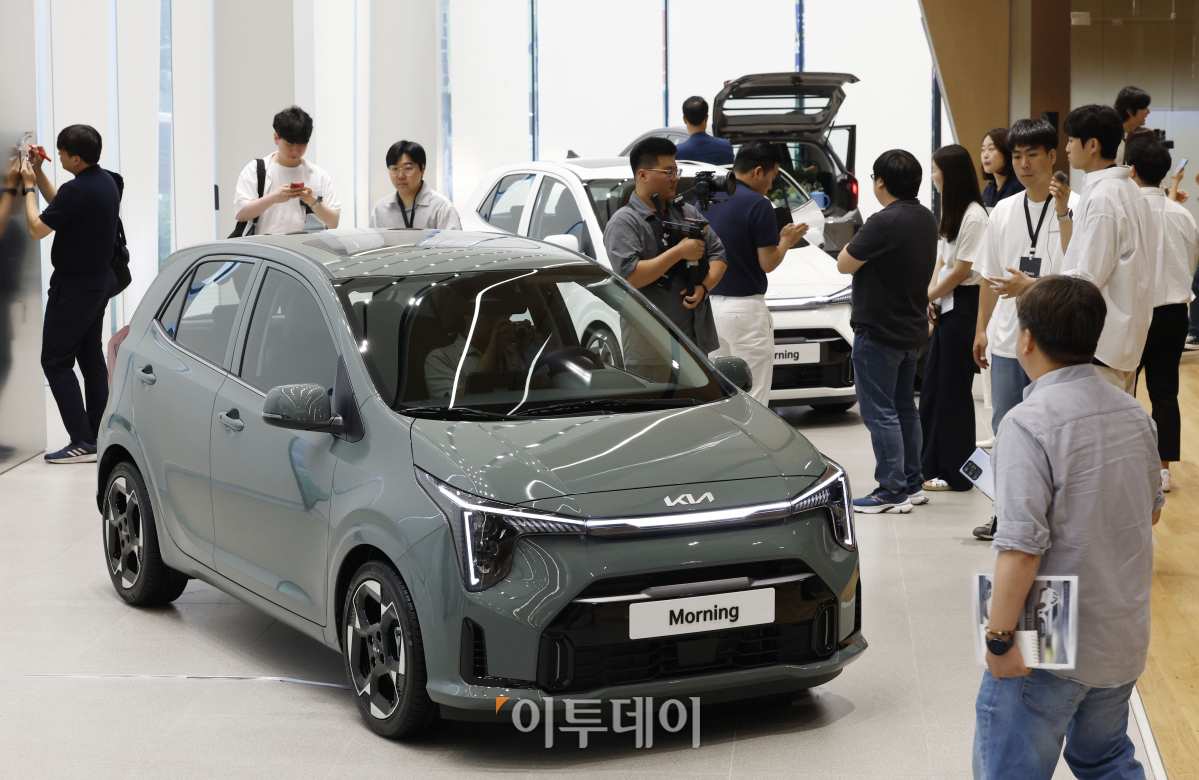 ▲4일 오전 인천 미추홀구 기아 인천 플래그십 스토어에서 열린 '더 뉴 모닝' 포토 미디어데이에서 기아 모닝 신형 모델이 전시되어 있다. 조현호 기자 hyunho@