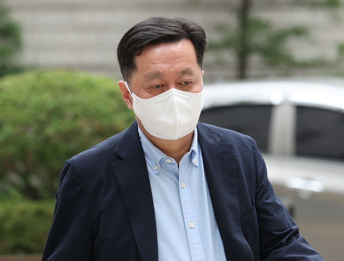 ▲ 정진상 전 더불어민주당 당대표실 정무조정실장이 4일 오전 서울 서초구 서울중앙지법에서 열린 '428억 약속·뇌물' 관련 1심 1회 공판에 출석하기 위해 법정으로 향하고 있다. (연합뉴스)